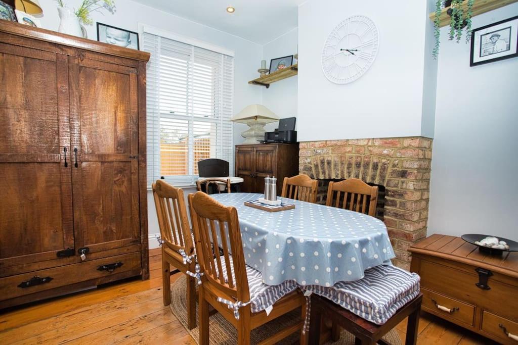 Restful And Cosy 4 Bed Home Minutes From The Beach Sandgate Exterior foto